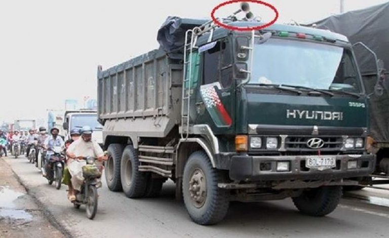 Bật đèn pha và bấm còi sai cách có thể bị phạt tiền lên đến 3 triệu đồng