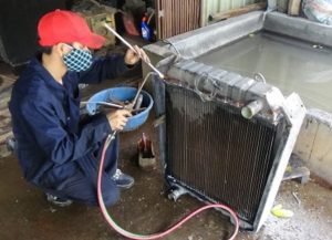 Vệ sinh két nước xe tải